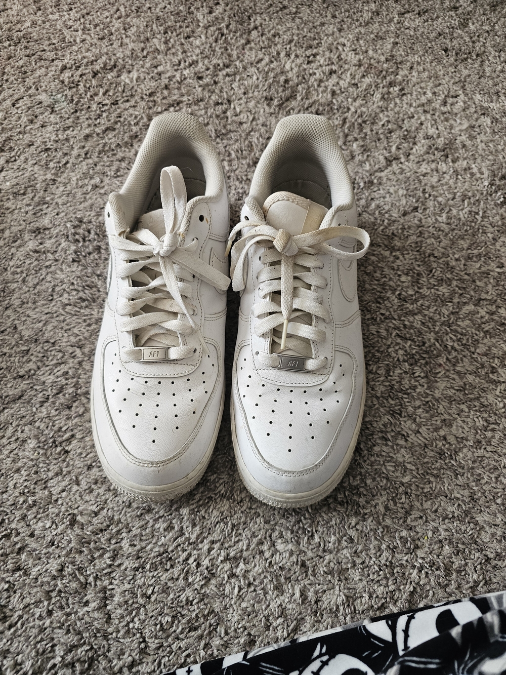 Nike White Low-Top Sneakers with Subtle Black Swoosh
